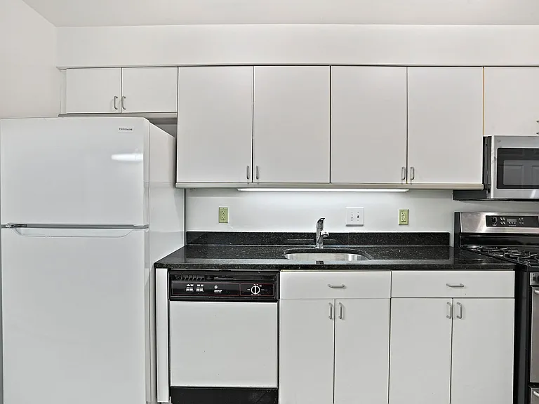 2641 Woodley Pl NW — Photo 14