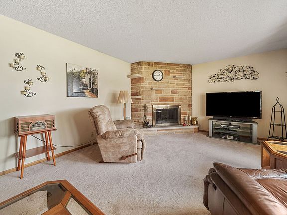 3rd image of 1312 Royal Dr