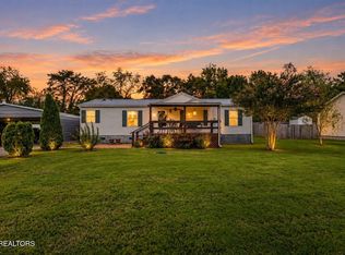171 E Memorial Dr, Jacksboro, TN 37757