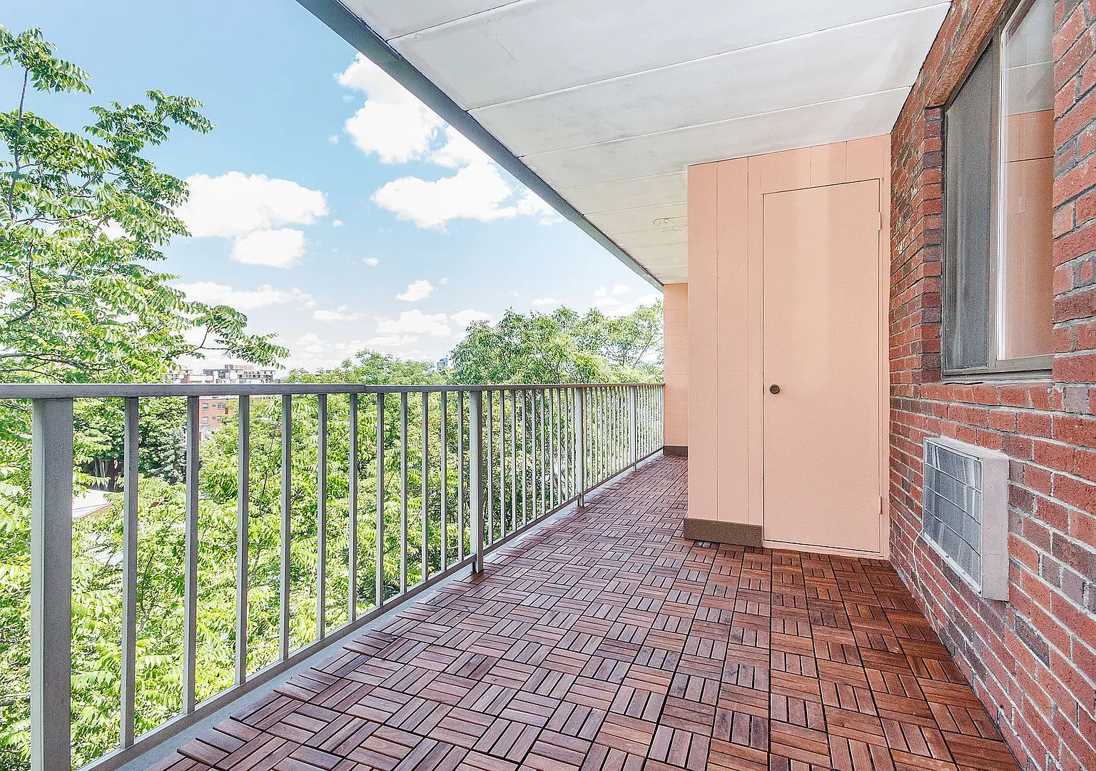 Large 1 bed in Brookline — Photo 2