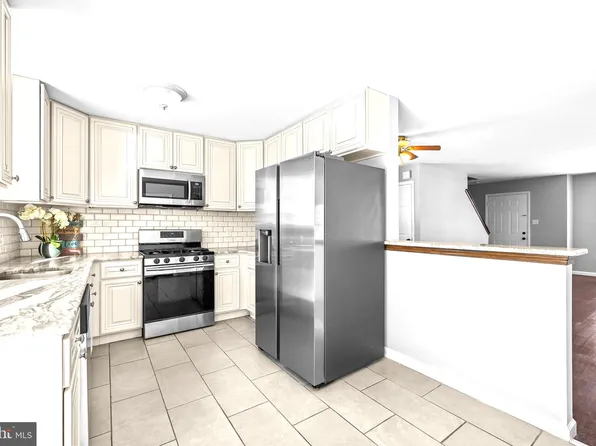 52 Three Rivers Dr, Newark, DE 19702