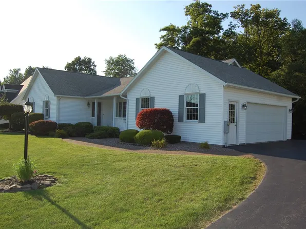 52 Edgewood Dr, Batavia, NY 14020