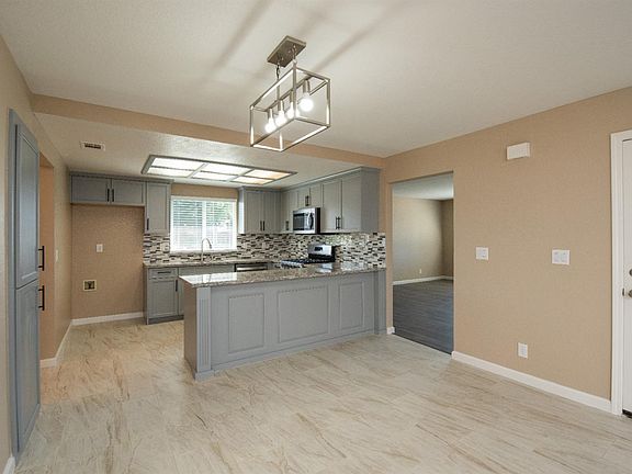 4th image of 1621 Davis St