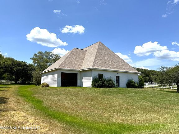 3rd image of 1072 Country Club Rd