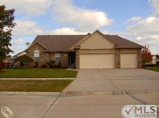 51800 Kings Pointe Dr, New Baltimore, MI 48047