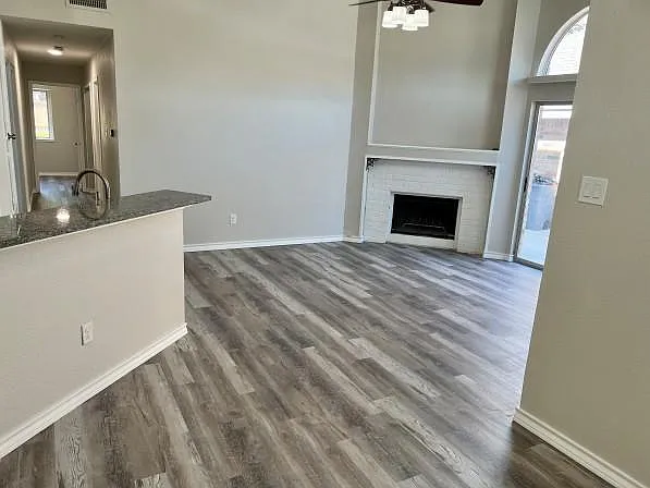3 bed, 1184 sqft, $2,050 — Photo 2