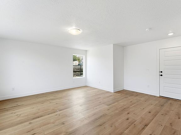 4th image of 144 E Chambord Ct S