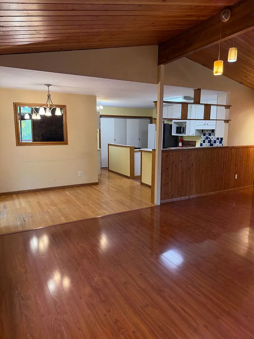 South Anchorage 3 Bedroom/1.75 Bath Home with Sun Room! — Photo 3
