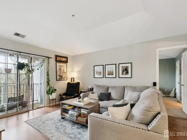 1634 Waterford Dr, Edison, NJ 08817