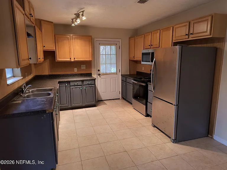 1183 Violet St — Photo 5