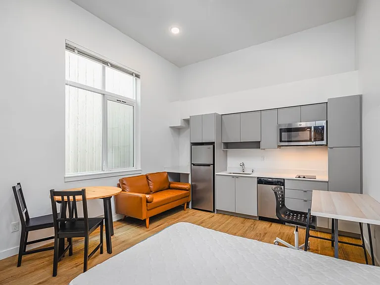 5637 University Way NE — Photo 3