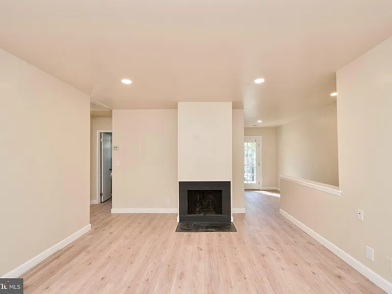 2812 S Wakefield St #B — Photo 4