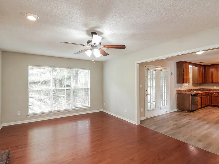 8433 Woodford Bridge Dr — Photo 5