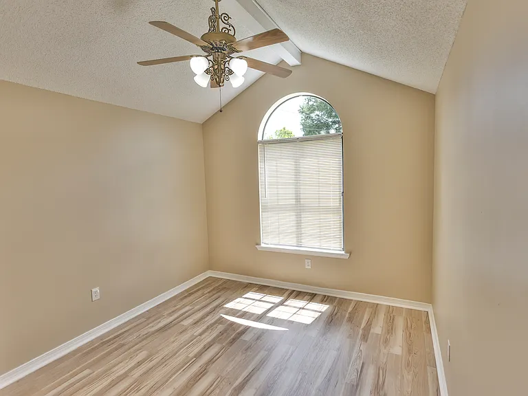 213 Walker Cir W — Photo 5
