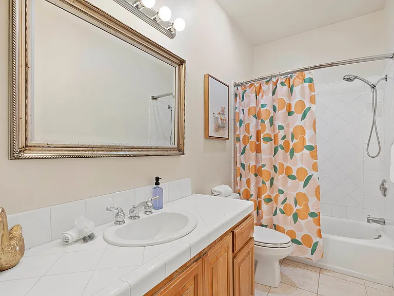 Full Bathroom 1