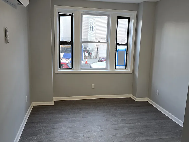 136 Winfield Ave #1L — Photo 8