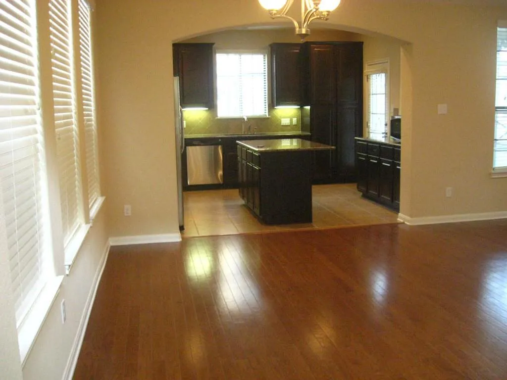 3 bed, 2.5 bath, 1787 sqft, $2,100 — Photo 2