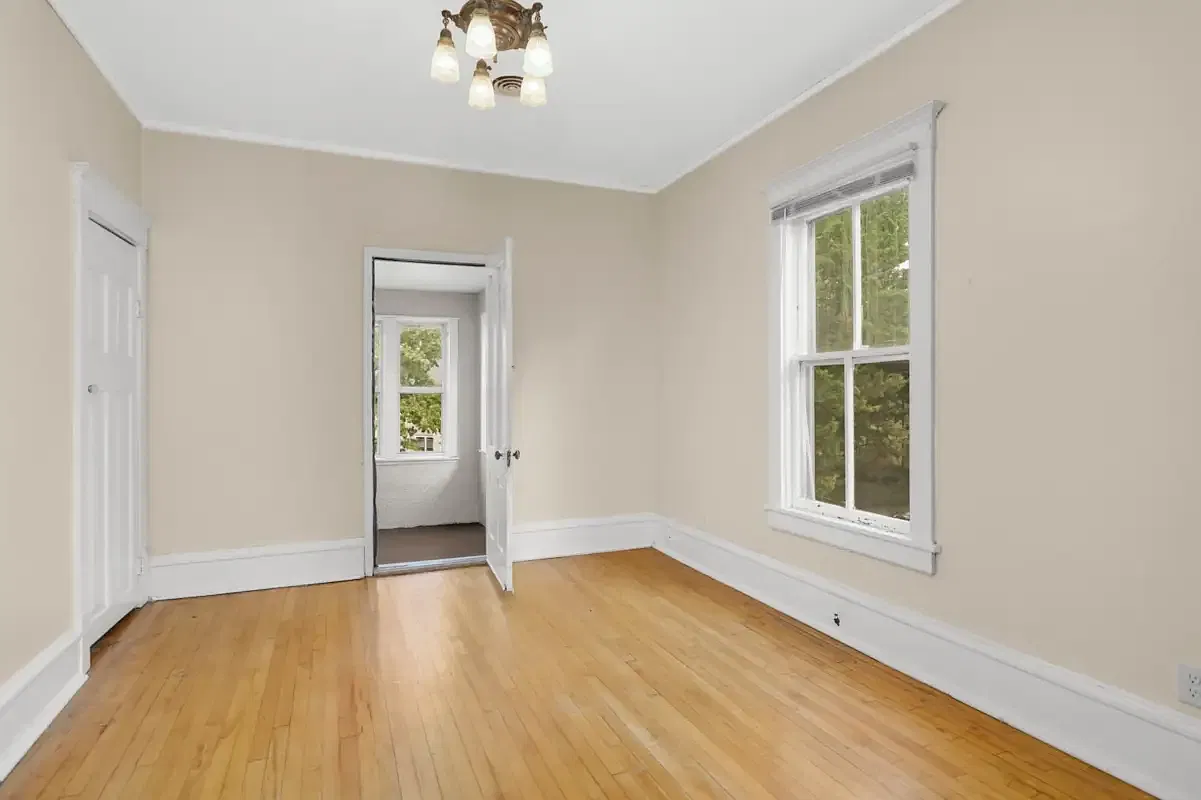 Studio, $1,000 — Photo 1