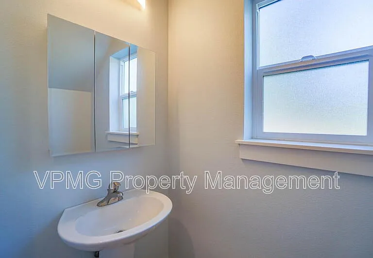 10703 NE 70th St #1 — Photo 4