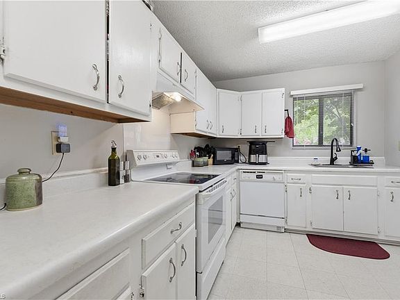 4th image of 301-301 Village Ln #B