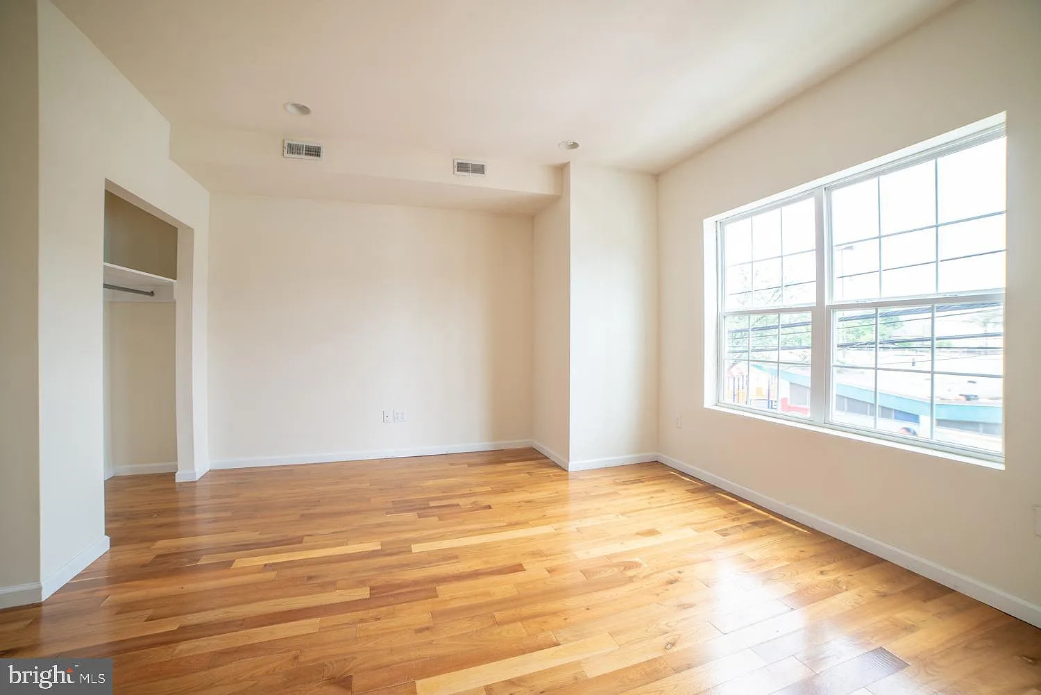 6 bed, 4023 sqft, $4,200 — Photo 2