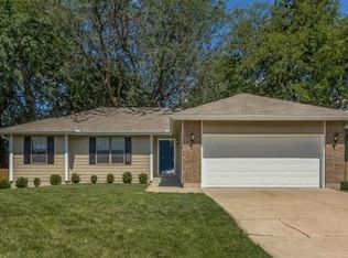 2118 NE McKee Ln, Lees Summit, MO 64086