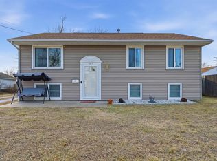 1617 Holiday Dr, Pekin, IL 61554