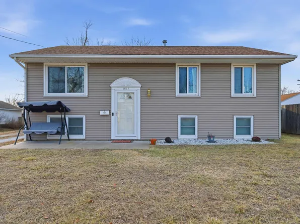 1617 Holiday Dr, Pekin, IL 61554