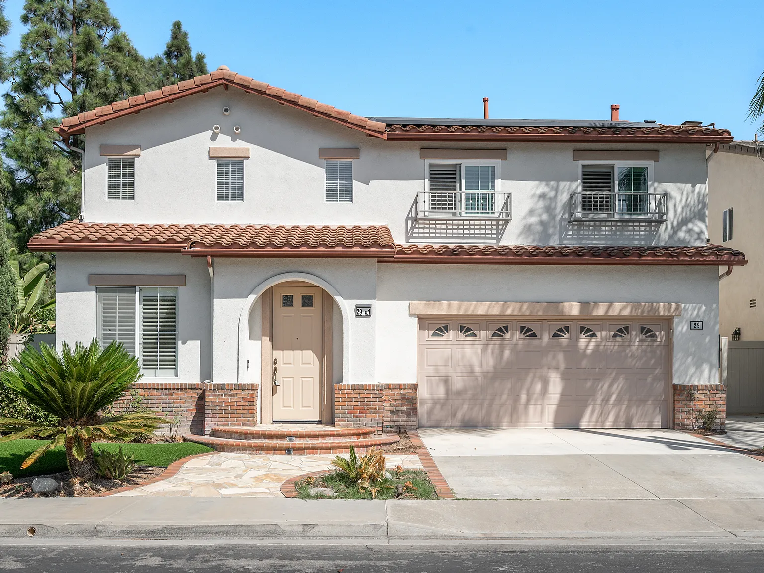 6 bed, 4.5 bath, 3270 sqft, $7,895 — Photo 1