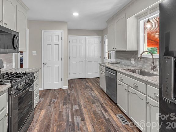 5th image of 2642 Clubside Dr