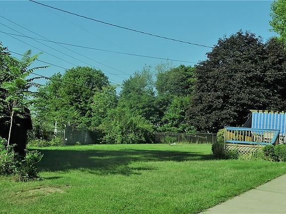 3rd image of 676 Broadview Cir