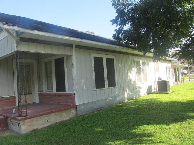 1st image of 221 S Avenue F
