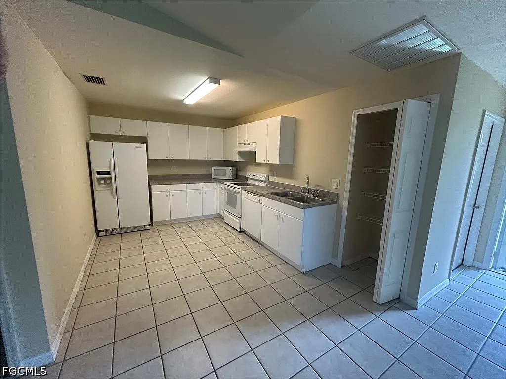 3 bed, 2.0 bath, 1114 sqft, $1,400 — Photo 4