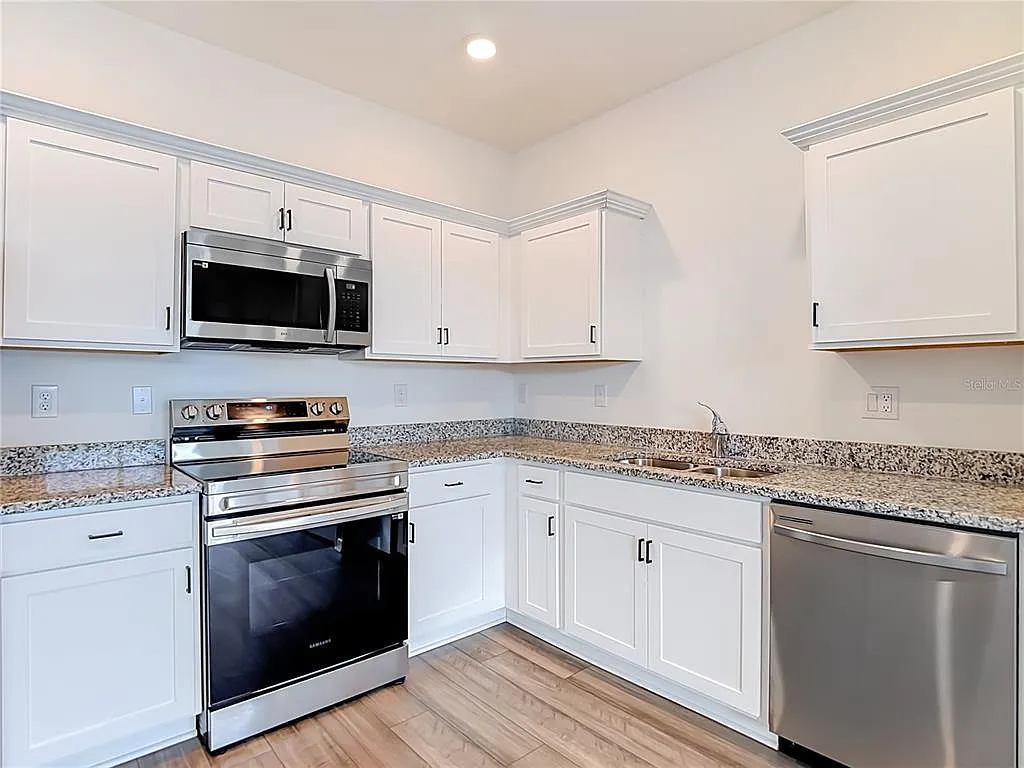 3 bed, 2.5 bath, 1386 sqft, $1,950 — Photo 2