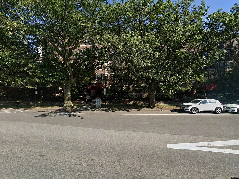 352 Riverway — Photo 21