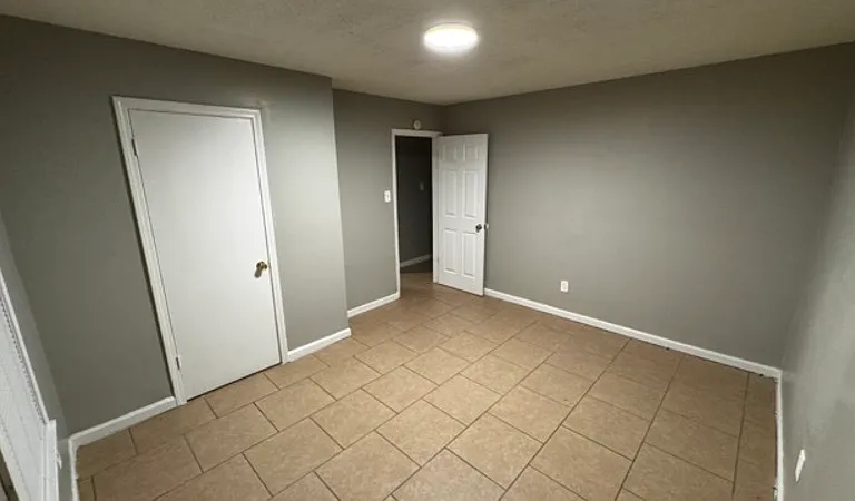 1496 Oakwood St — Photo 4