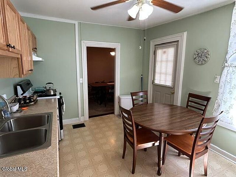 5th image of 90 Pawling Avenue