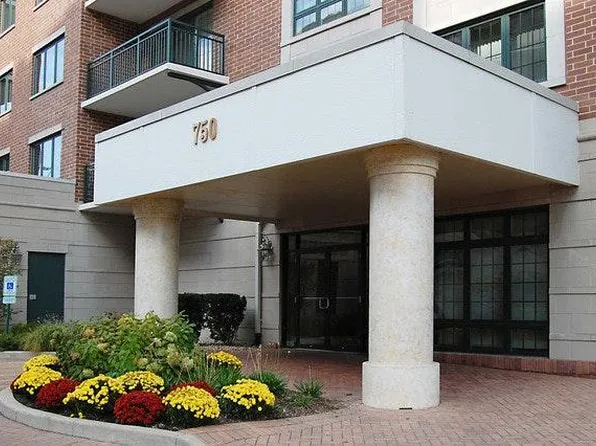 750 Pearson St APT 703, Des Plaines, IL 60016