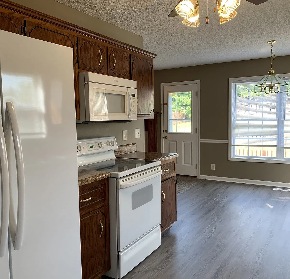 4 bed, 3.0 bath, 1981 sqft, $1,895 — Photo 4