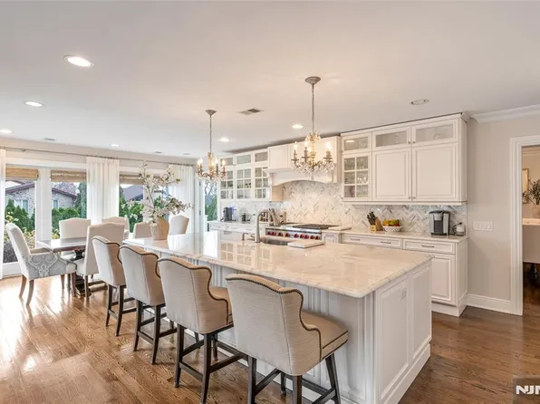 534 Brandon Pl, Cliffside Park, NJ 07010
