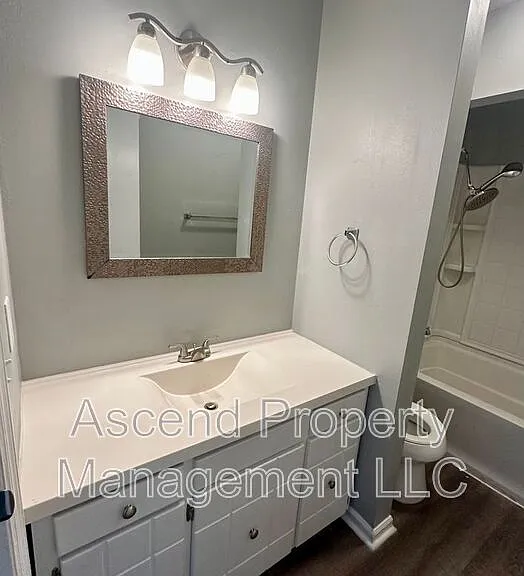2410 Lyndon Ave #4 — Photo 8