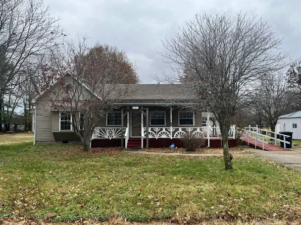 201 Center St, Cisne, IL 62823