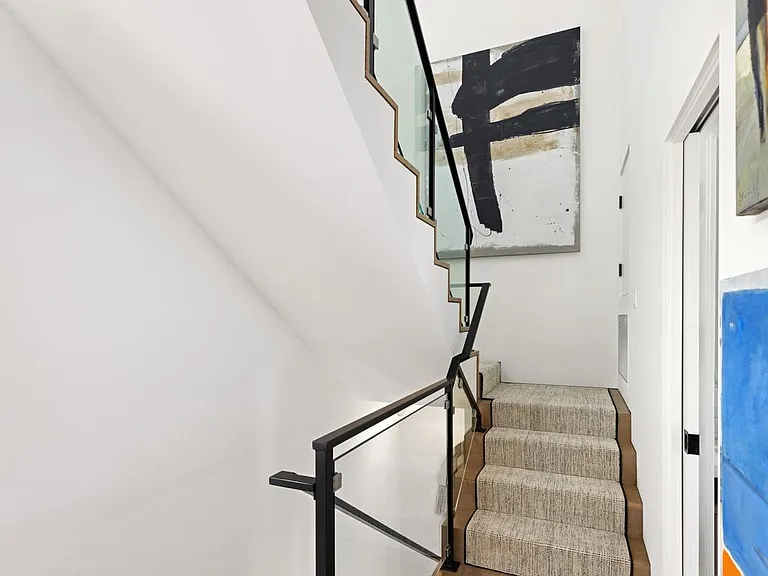 507 1/2 Carnation Ave — Photo 29