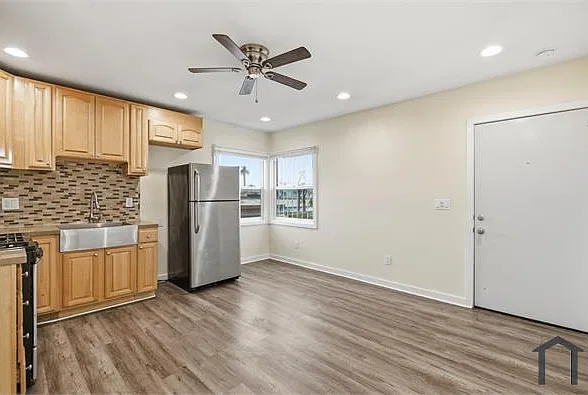 4 bed, $2,995 — Photo 1
