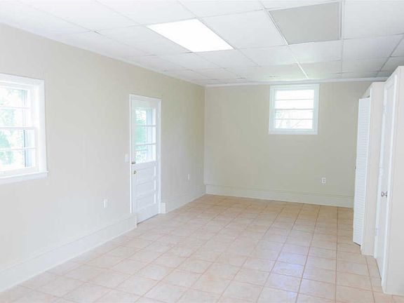 5th image of 300 Crest Dr