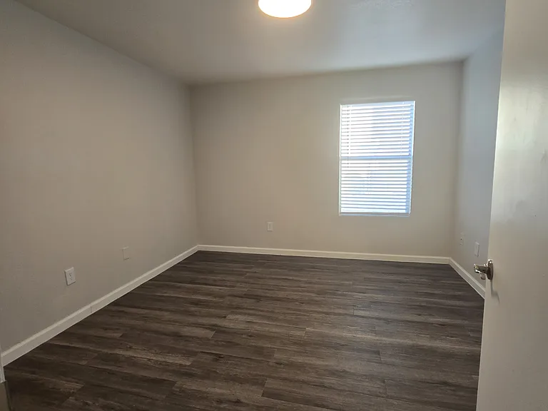 Las Lomas Apartments — Photo 7