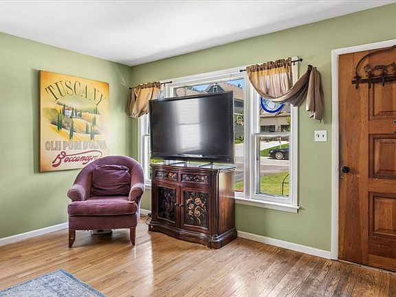 3rd image of 4532 Sherwood Ave