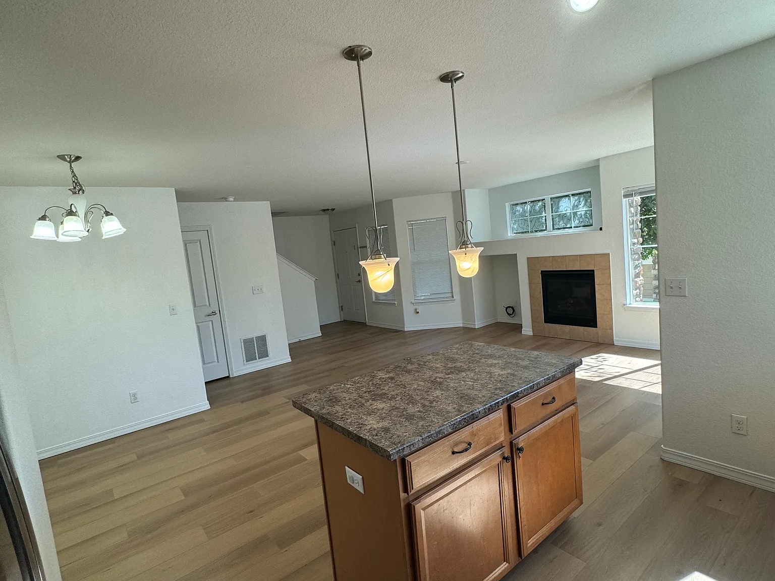 3 bed, 3.5 bath, 1938 sqft, $2,780 — Photo 3