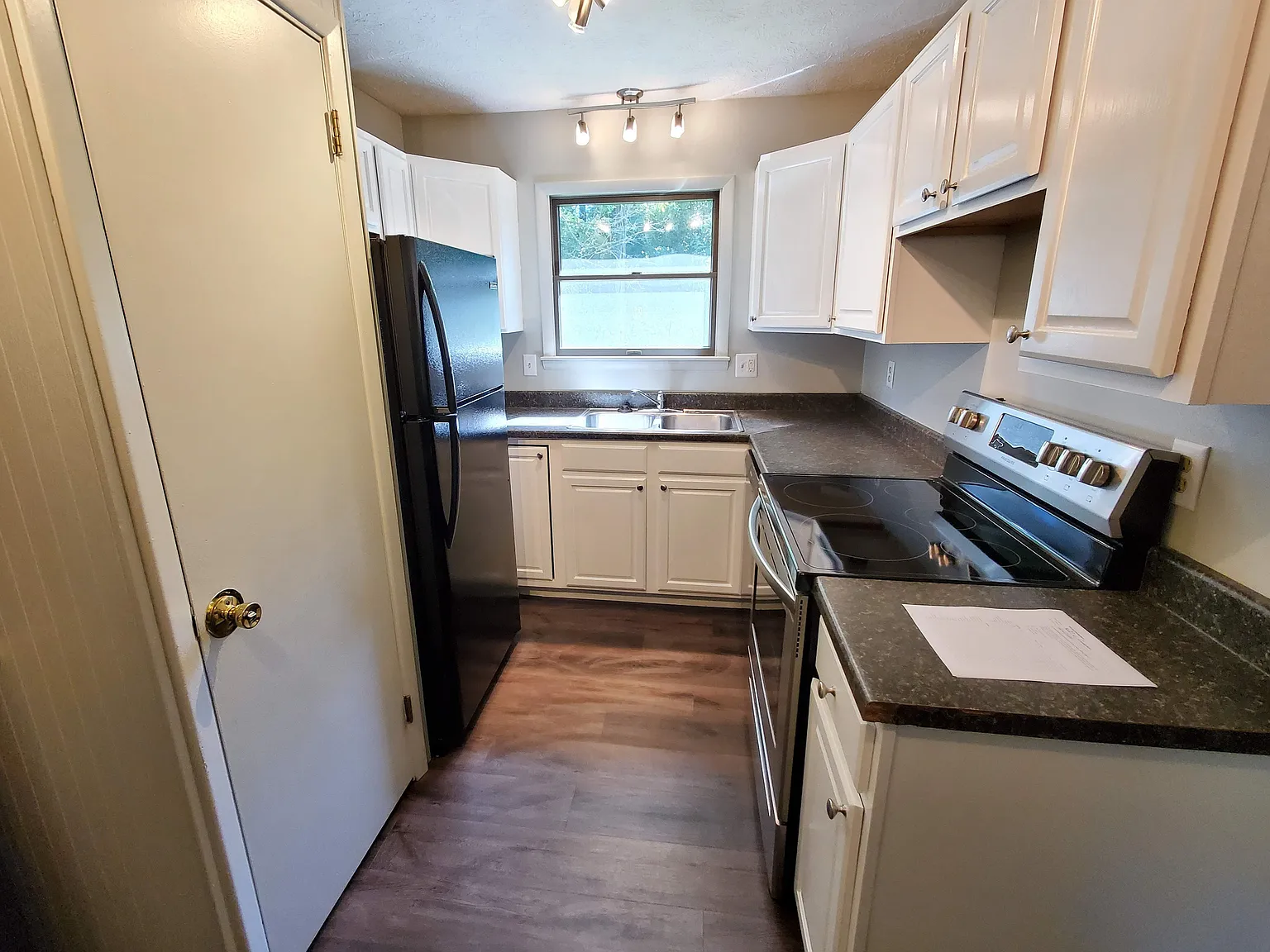 8 bed, $6,000 — Photo 3