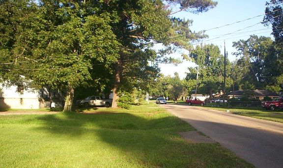 3rd image of 5415 Glen Oaks Dr